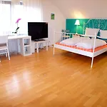 Bed & Breakfast Orchard Frankfurt - Trade Fair Airport