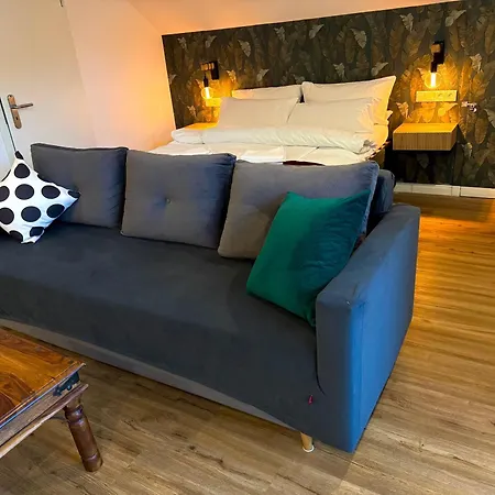 Villa Orchard Frankfurt - Trade Fair Airport Bed & Breakfast