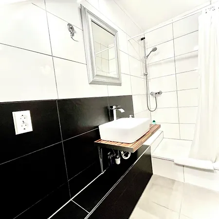 Villa Orchard Frankfurt - Trade Fair Airport 3*